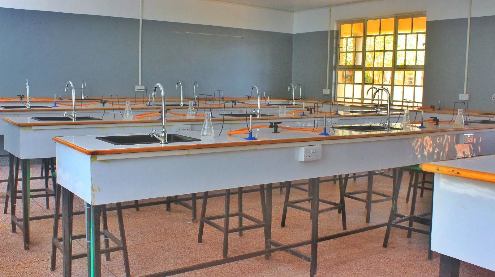 An empty science laboratory with workbenches and sinks